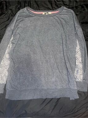 Chloe & jasmine 1x Women's Heather gray Pullover Sweatshirt with bandanna print